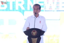 Jokowi Resmikan Pabrik...