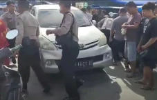 Minibus Tabrak Pengendara...
