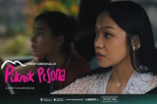 Di Balik Suara Merdunya,...