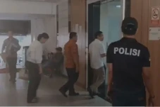 Dampingi Istri Diperiksa...
