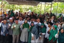 Di Lombok Timur, Umi...