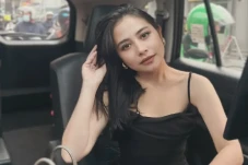 Prilly Latuconsina Cuek...