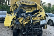 Mobil Boks Tabrak Truk...