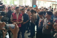 Masuki Ruang Sidang,...