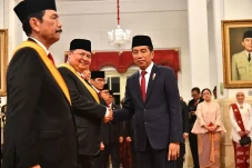 Airlangga Terima Bintang...
