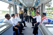 Jokowi Jajal Bus Otonom...