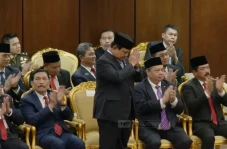 Prabowo Berdiri saat...