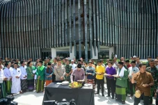 Melihat Persiapan Upacara...
