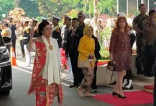Sri Mulyani Tampak Anggun...