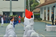 Pakai Baju Baduy, Menteri...