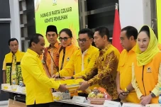 Bahlil Resmi Serahkan...