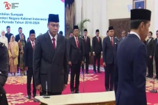 Jokowi Lantik Angga...