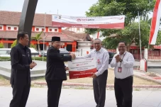 Bank Jatim Berikan Bantuan...