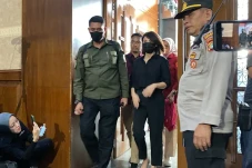 Pakaian Serba Hitam...