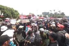 Temui Pendemo di Depan...