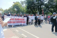 Massa Aksi Padati MK,...