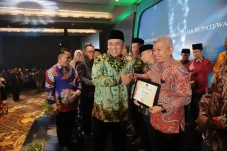Kemenag Beri Penghargaan...