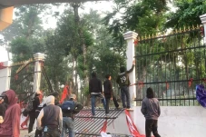 Pagar Depan DPR Dijebol,...