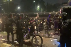 Bertahan di Depan Gedung...