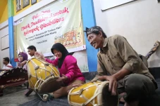Menumbuhkan Bakat Musik...