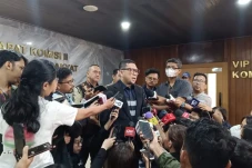 Senin Depan, DPR dan...