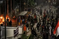 DLH Jakarta Bersihkan...