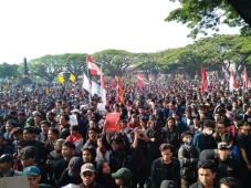 Ribuan Demonstran di...