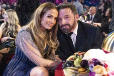 Jennifer Lopez Ajukan...