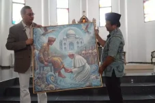 Lukisan Denny JA Menyambut...