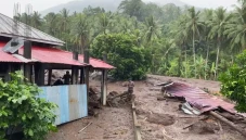 Banjir Bandang Terjang...