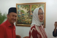 Pakai Baju Merah, Airin...