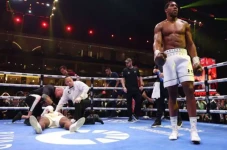 Francis Ngannou di-KO...