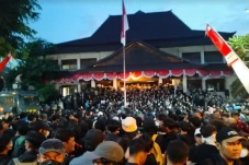 Massa Demonstran Hitam-Hitam...