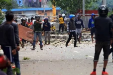 Apes, Anggota Polisi...