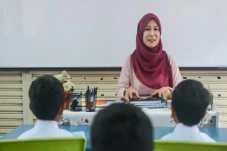 Apakah Guru Swasta Bisa...