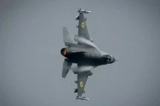 Jet Tempur F-16 Pertama...