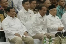 Jokowi Berpakaian seperti...