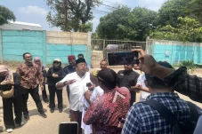 Warga Karang Tengah...