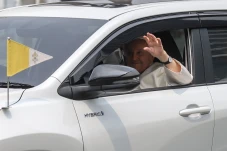 Paus Fransiskus ke Istana...