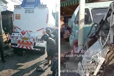 Truk Tangki Tabrak Pikap,...