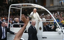 Mengenal Apa Itu Popemobile,...