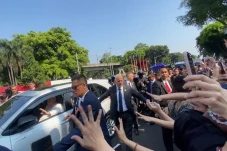 Tangis Haru Warga Sambut...