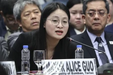 Mengenal Alice Guo,...