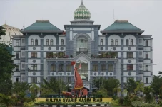 Polda Riau Tetapkan...