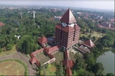 8 Universitas Terbaik...