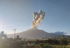 Gunung Lewotobi Laki-laki...