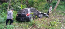 Mobil Terjun ke Jurang...