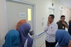 Tinjau RSUD Tarakan,...