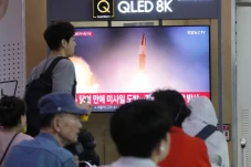 Korea Utara Tembakkan...