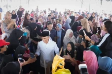 Sarat Prestasi dan Pengalaman,...